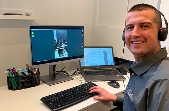 LC/MS Q-TOF 전문가인 Philippe Lebel은 CrossLab Virtual Assist를 사용하여 현장 엔지니어와 원격으로 연결합니다.