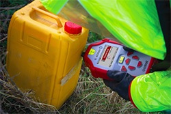 图 1. 危险物质鉴定员鉴定黄棕榈油容器中的内容物