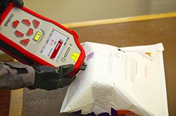 图 2. 透过多层塑料包装鉴定内容物