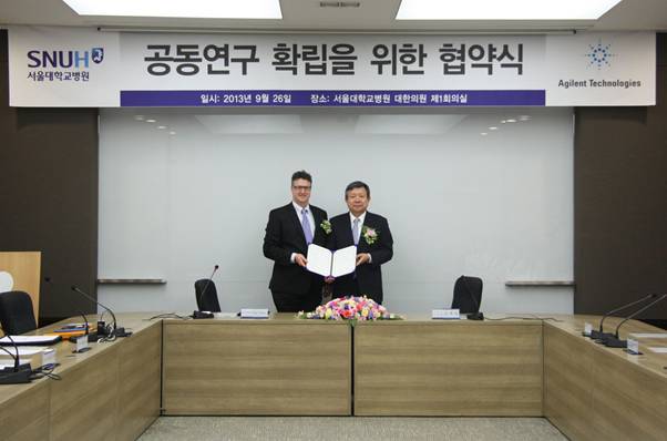 (좌로부터) 로드 미넷, 애질런트 생명과학그룹 아태지역 총괄책임자 / 오병희 서울대 병원장 