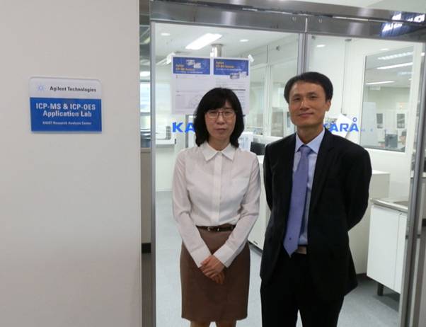 (좌로부터) 우미자 한국과학기술원 중앙분석센터장 / 박원규 한국애질런트 화학분석사업부 영업 매니저