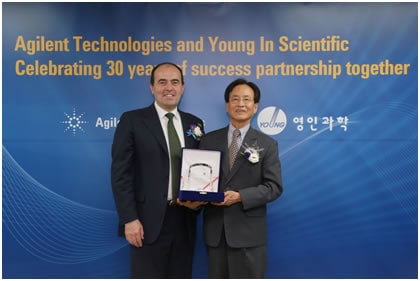 (좌로부터) 애질런트 화학분석그룹 총괄 부사장 다닐로 카졸라, 영인과학 이순길 회장