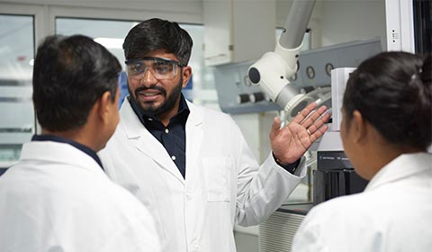 실험실에서 작업 중인 과학자