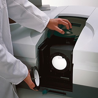 Cary 5000 UV-Vis-NIR Spectrophotometer
