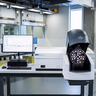 UV-Vis-NIR Solids Autosampler