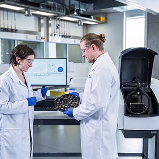 UV-Vis-NIR Solids Autosampler